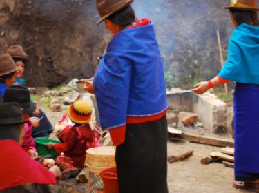 Mujeres de Chimborazo preparando almuerzo para la comunidad 