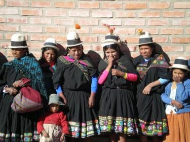 Tinkipaya. Beneficiarias proyecto bi-alfabetización quechua-castellano.
