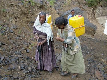 Mujeres transportando el agua.