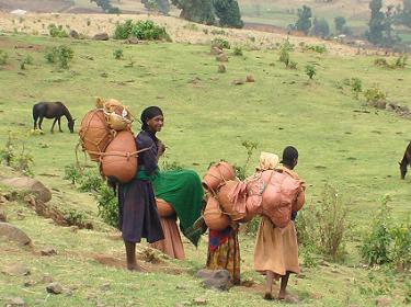 Mujeres transportando agua.