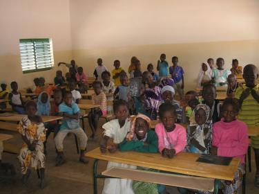 Niños en la escuela de Djilacounda reformada por el Convenio