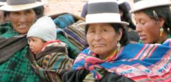 Mujeres en clases de alfabetización en Tinquipaya