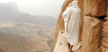 Las iglesias excavadas en la roca. Uno de los atractivos turísticos del Norte de Etiopía. En la foto dos monjes entrando en una iglesia.