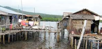 Casas de pescadores en la isla de Basilan(región de Mindanao)